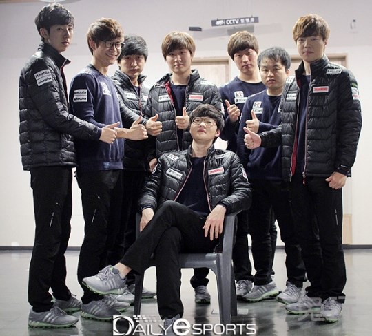 Beluga的Gnar擅长持续输出，而 Stay 的Jhin在整个过程中被无限狙击。 Team WE 在没有流血的情况下赢得了第一局。